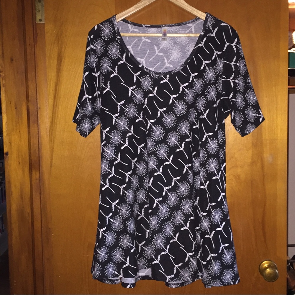 EUC LULAROE Black & White Dandelion Perfect Tee XL